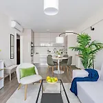 Parkwest Diamond -chic With Ac, Garage, Balcony Apartment *