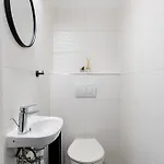 Parkwest Diamond -chic With Ac, Garage, Balcony Apartment *